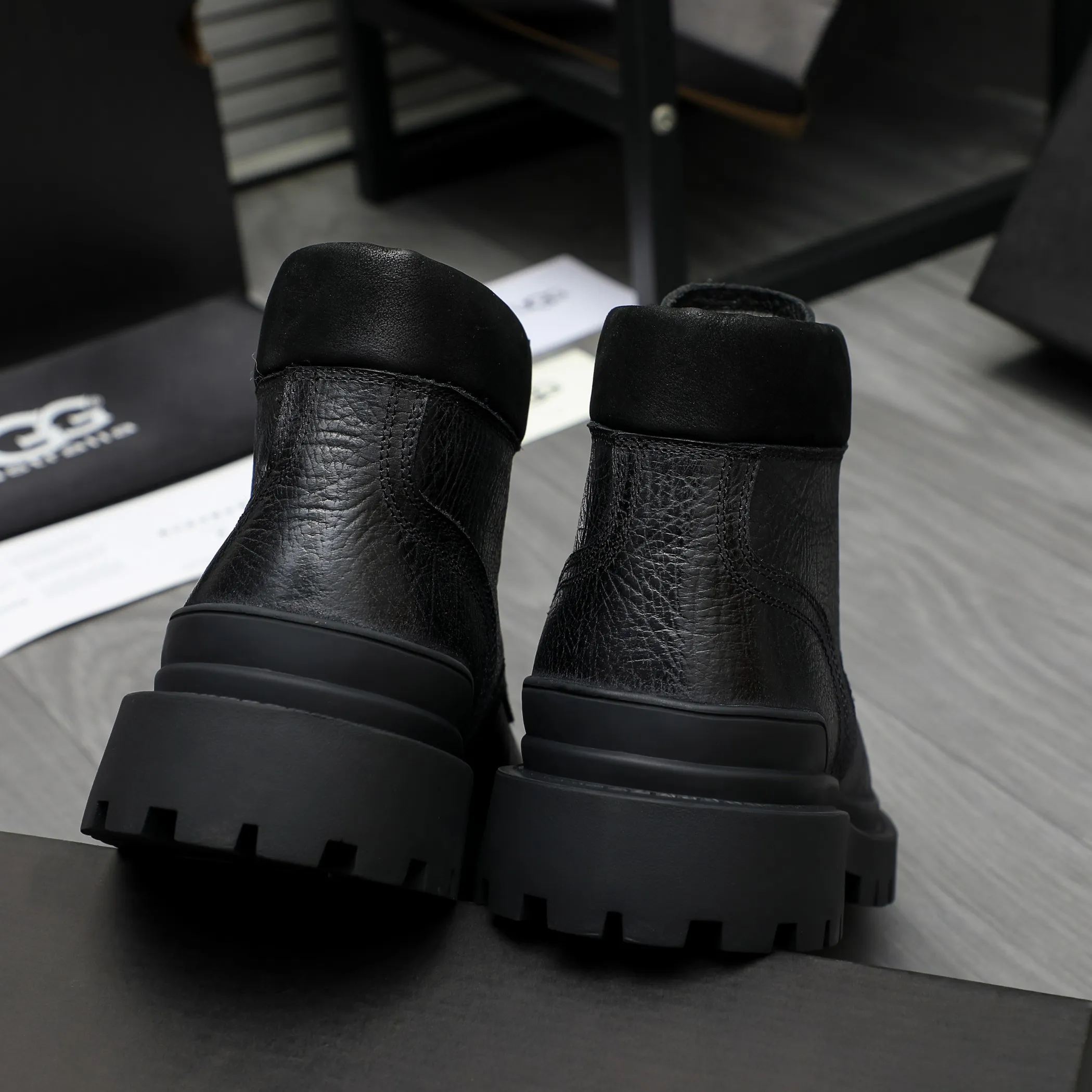 P620 Product trademark: "UGG" Gaobang men's shoes Regular size: 39-44 Product materials: Selected color-brushed cowhide upper, wool lining, original outsole